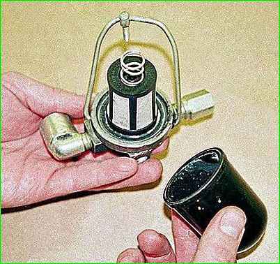 Снятие и разборка фильтра тонкой очистки топлива с двигателем ЗМЗ-402