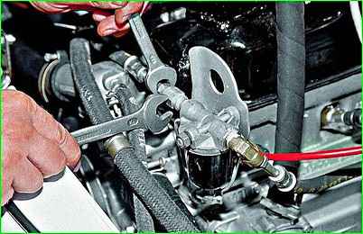 Снятие и разборка фильтра тонкой очистки топлива с двигателем ЗМЗ-402