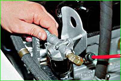 Снятие и разборка фильтра тонкой очистки топлива с двигателем ЗМЗ-402