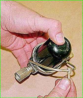 Снятие и разборка фильтра тонкой очистки топлива с двигателем ЗМЗ-402