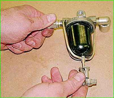 Снятие и разборка фильтра тонкой очистки топлива с двигателем ЗМЗ-402