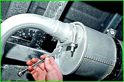 Cómo reemplazar el silenciador y el resonador del automóvil GAZ-2705