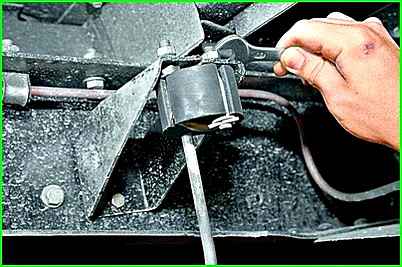 Cómo reemplazar el silenciador y el resonador del automóvil GAZ-2705