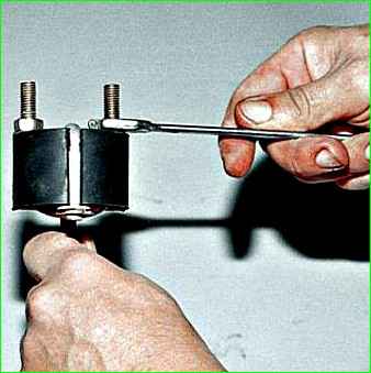 Cómo reemplazar el silenciador y el resonador del automóvil GAZ-2705