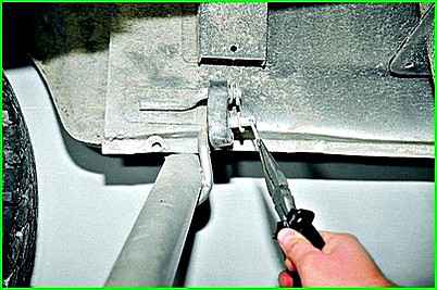 Cómo reemplazar el silenciador y el resonador del automóvil GAZ-2705