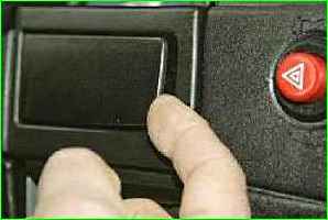 Entfernen des Kombiinstruments eines seit 2003 hergestellten Autos