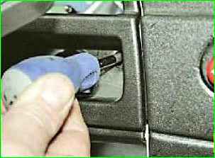 Entfernen des Kombiinstruments eines seit 2003 hergestellten Autos