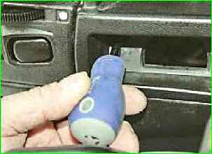 Entfernen des Kombiinstruments eines Autos, das seit 2003 hergestellt wurde