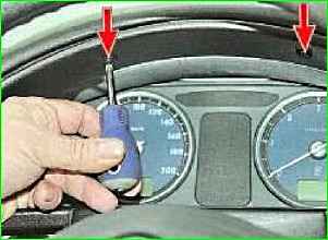 Entfernen des Kombiinstruments eines seit 2003 hergestellten Autos