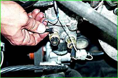 Entfernen des Temperatursensors für Motoren vom Typ ZMZ-405, ZMZ-406