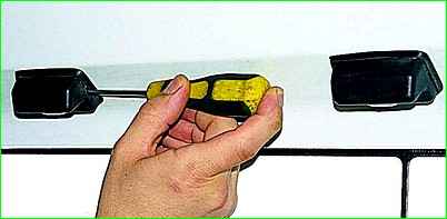 Снятие фонаря освещения номерного знака, замена лампы