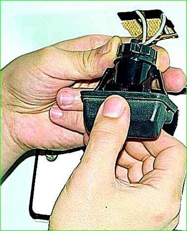 Снятие фонаря освещения номерного знака, замена лампы