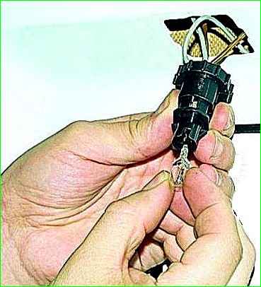 Снятие фонаря освещения номерного знака, замена лампы