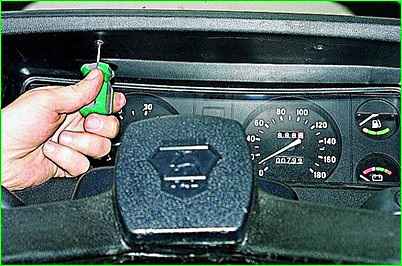 Ausbau des Kombiinstruments für Fahrzeuge, die vor 2003 hergestellt wurden