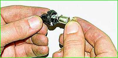 Ausbau des Kombiinstruments für Fahrzeuge, die vor 2003 hergestellt wurden