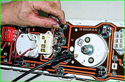 Ausbau des Kombiinstruments für Fahrzeuge, die vor 2003 hergestellt wurden