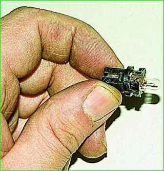 Ausbau des Kombiinstruments für Fahrzeuge, die vor 2003 hergestellt wurden