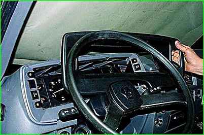 Ausbau des Kombiinstruments für Fahrzeuge, die vor 2003 hergestellt wurden