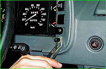 Entfernen des Kombiinstruments für Fahrzeuge, die vor 2003 hergestellt wurden