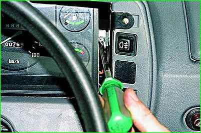 Ausbau des Kombiinstruments für Fahrzeuge, die vor 2003 hergestellt wurden