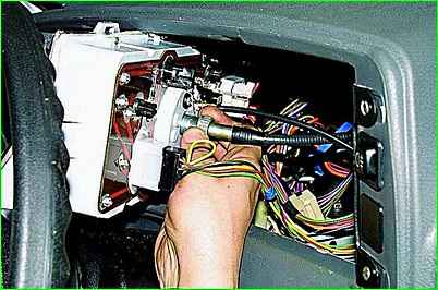 Ausbau des Kombiinstruments für Fahrzeuge, die vor 2003 hergestellt wurden