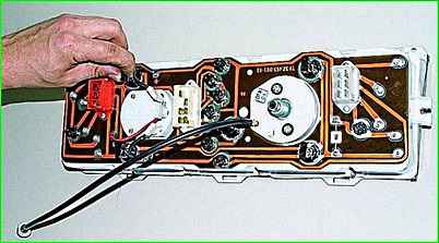 Ausbau des Kombiinstruments für Fahrzeuge, die vor 2003 hergestellt wurden