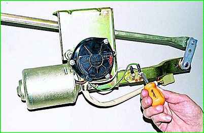 Снятие и разборка стеклоочистителя ГАЗ-2705
