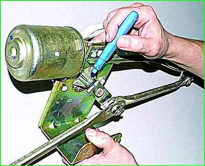 Снятие и разборка стеклоочистителя ГАЗ-2705