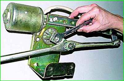 Снятие и разборка стеклоочистителя ГАЗ-2705