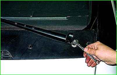 Снятие и разборка стеклоочистителя ГАЗ-2705