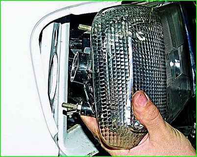 Replacing the lamp, removing the front turn signal