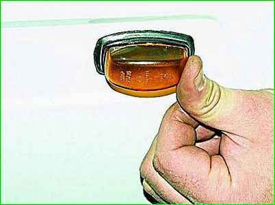 Replacing the lamp, removing the side turn signal