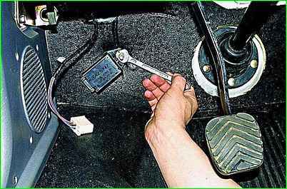 Removing relays type 494.3747 or 642.3747