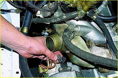 Зняття та перевірка щіток генератора