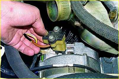 Зняття та перевірка щіток генератора