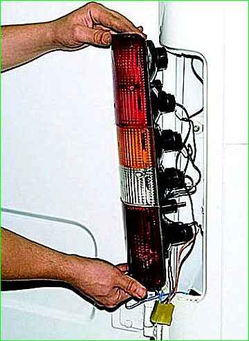Замена ламп, снятие заднего фонаря ГАЗ-2705