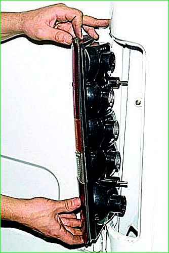 Замена ламп, снятие заднего фонаря ГАЗ-2705