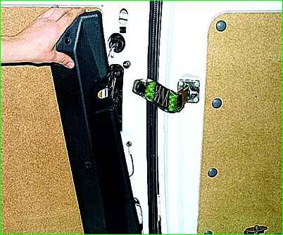 Замена ламп, снятие заднего фонаря ГАЗ-2705