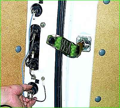 Замена ламп, снятие заднего фонаря ГАЗ-2705