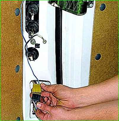 Замена ламп, снятие заднего фонаря ГАЗ-2705