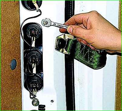 Замена ламп, снятие заднего фонаря ГАЗ-2705