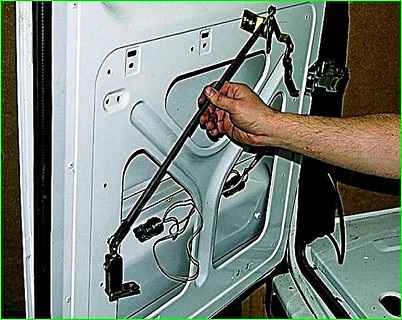 Снятие замка левой задней двери автомобиля