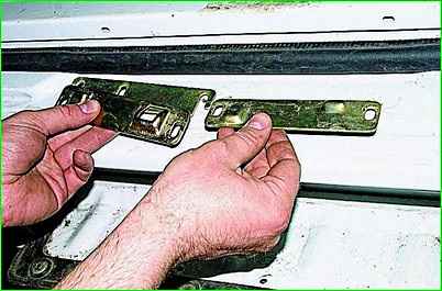 Снятие замка левой задней двери автомобиля