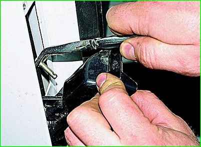 Снятие замка левой задней двери автомобиля