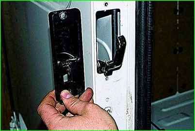 Снятие замка левой задней двери автомобиля