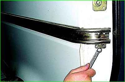 Як зняти механізм зсувних дверей автомобіля ГАЗ-2705