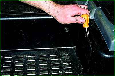 Як зняти механізм зсувних дверей автомобіля ГАЗ-2705