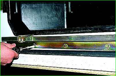 Як зняти механізм зсувних дверей автомобіля ГАЗ-2705