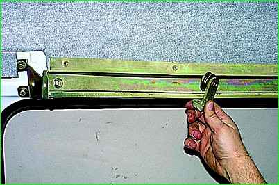 Як зняти механізм зсувних дверей автомобіля ГАЗ-2705