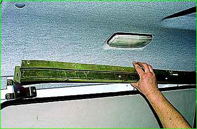 Як зняти механізм зсувних дверей автомобіля ГАЗ-2705